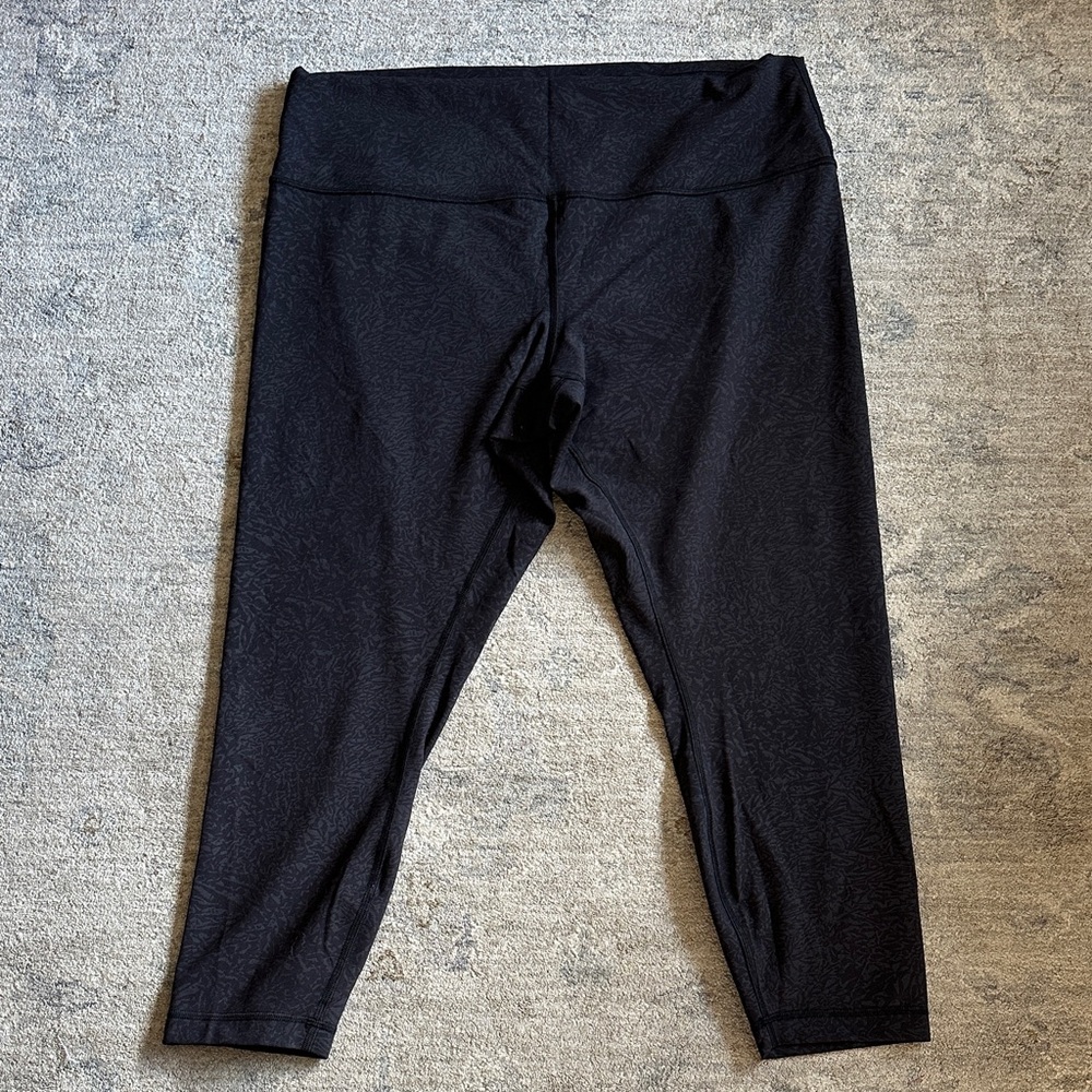 Lululemon women’s Wunder Train High-Rise Tight 25"
Color black print
Size 18
